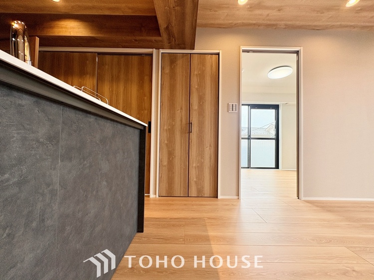 内装 【LIVING】◆扉を◆開くとこの景色。家族の”おかえり”の声が聞こえてきそう。