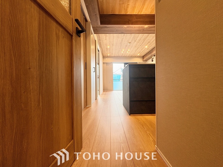 内装 【LIVING】◆扉を◆開くとこの景色。家族の”おかえり”の声が聞こえてきそう。