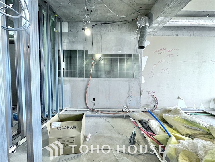 キッチン 【改装中】◆愛育◆キッチンは家族の絆を育む大切な空間。シンプルで使い易いSystemKitchenで愉しく作る料理は愛情のある美味しいご馳走に。家族で使える広々としたダイニングキッチンです。