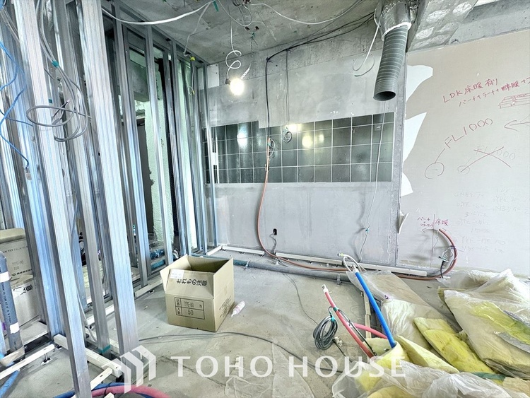 キッチン 【改装中】キッチンは家族の絆を育む大切な空間。シンプルで使い易いシステムキッチンで愉しく作る料理は愛情のある美味しいご馳走に。家族で使えるダイニングキッチンです。