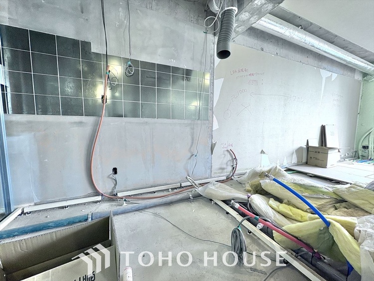 キッチン 【改装中】毎日料理をする、料理が好き、家族が多くて量を作る必要がある、等の方々にとっては必須の３口コンロ。同時進行で効率アップはもちろん鍋を移動する回数が減り、無駄な動きを軽減することが出来ます。