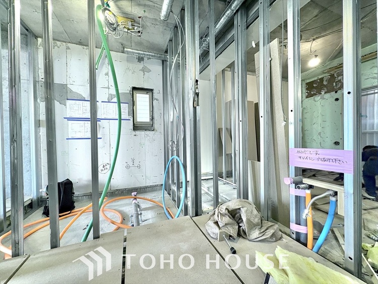 風呂 【改装中】【浴室】《一日の疲れを落としてくれる場所は、落ち着く場所でなければならない》　高級感溢れるカラーと大きさ・柔らかな曲線で構成された半身浴も楽しめるバスタブが心地よさをもたらします。