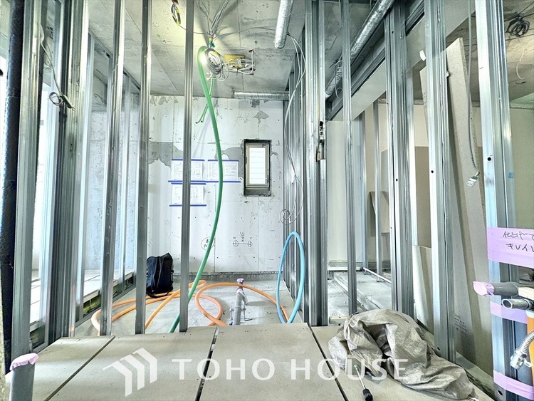 トイレ 【改装中】清潔感あるホワイト調のクロスと温もり溢れるモダンカラーの床材が見事に調和した本邸宅は、毎日の生活を少しでも快適に過ごして頂ける様に落ち着いた雰囲気作りから行っています。