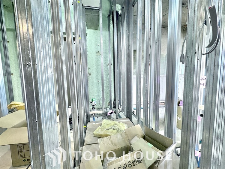 洗面 【改装中】気持ちの良い朝をつくりだし、夕方には笑顔を取り戻させてくれるミラー。パウダールームはいつでも本来の自分を取り戻せる空間。明るく仕上げてあります。