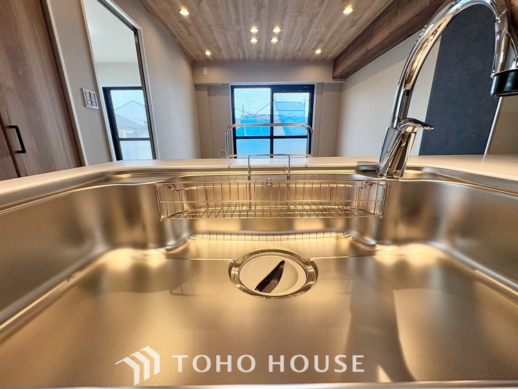 キッチン 【KITCHEN】◆ワクワク◆開放的で機能性も高いシステムキッチン。お子様は毎日のご飯にワクワク！