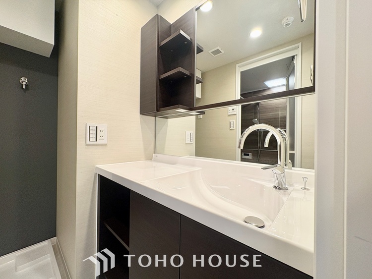 洗面 【WASHROOM】◆快適◆煌びやかな暮らしの中にも忘れたくない快適さ。大きな収納が助けてくれます。