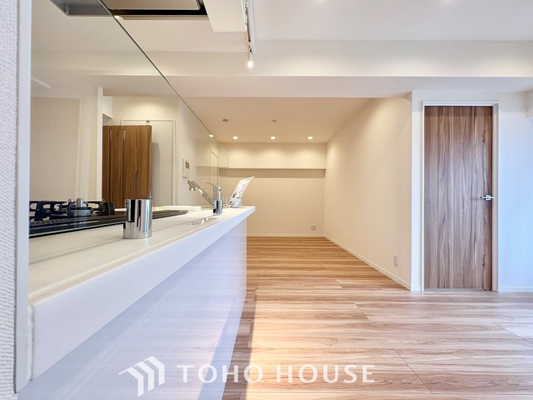 内装 【LIVING】◆扉を◆開くとこの景色。家族の”おかえり”の声が聞こえてきそう。