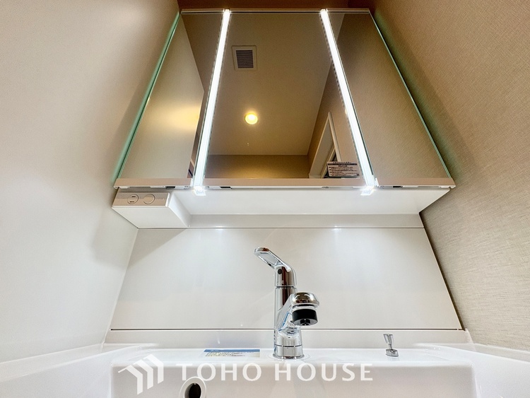 洗面 【WASHROOM】◆快適◆煌びやかな暮らしの中にも忘れたくない快適さ。大きな収納が助けてくれます。