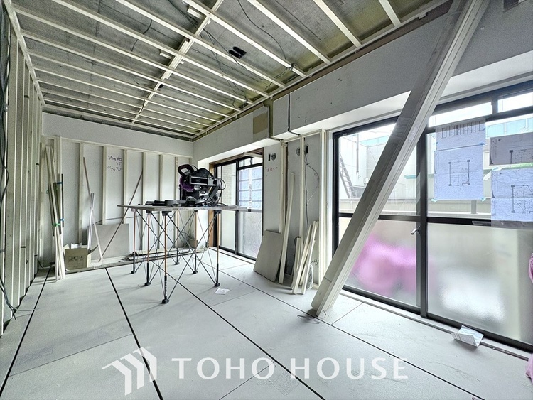 内装 【改装中】居心地のいい暮らしには欠かせない眩い採光。ゆったりとした幅の窓からこの空間に降り注ぐ採光が絶えない。明るいリビングこそ居心地のいい暮らしが待っているのだと思う。