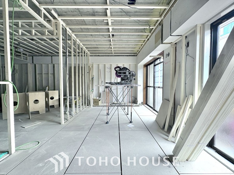 内装 【改装中】叶えたかったのは落ち着きのあるナチュラルな風合い、そして開放感があるリビング。優雅な気分に浸れる幸せな時間を家族が自然と集まりたくなるこの空間で。