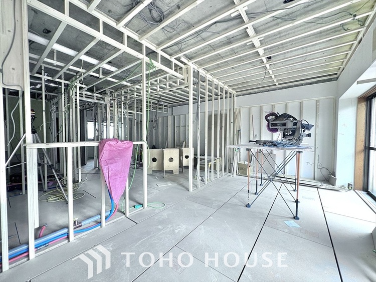 内装 【改装中】◆サンサンと◆差し込む太陽の光がこのリビングに笑いをもたらす。ソファの上のクッションがポカポカした暖気にぬくぬくと微睡んでいる。