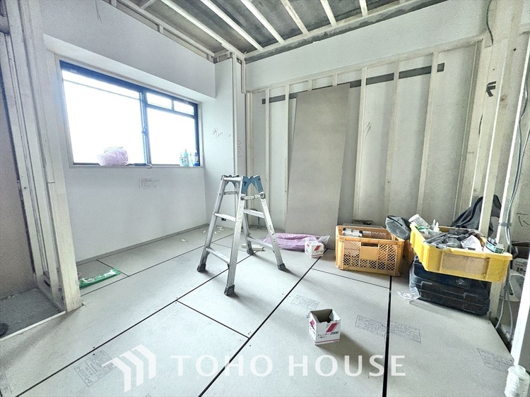 内装 【改装中】使いやすく、明るい洋室に仕上がります。子供部屋や趣味のお部屋にご利用できます。ご自身で家具などを配置し、素敵な空間を創り上げられます。