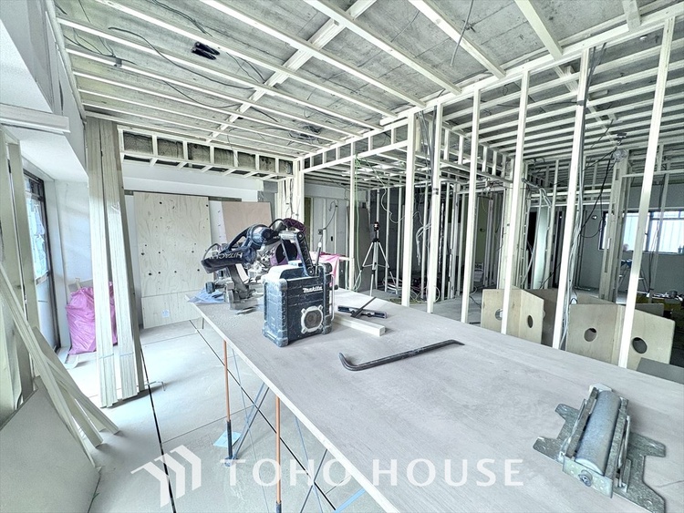 内装 【改装中】ここはみんなが集い、食事と楽しい会話が始まる場所。話に夢中になりすぎて、ついつい時を忘れ、夜半過ぎになってしまう。そんな束の間の幸せを感じさせてくれます。