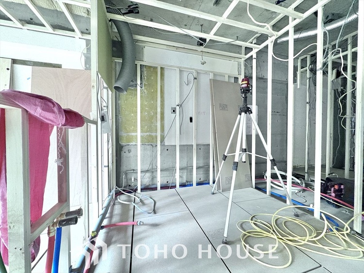 キッチン 【改装中】キッチンは家族の絆を育む大切な空間。シンプルで使い易いシステムキッチンで愉しく作る料理は愛情のある美味しいご馳走に。家族で使えるダイニングキッチンです。