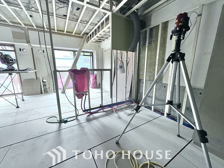 キッチン 【改装中】毎日料理をする、料理が好き、家族が多くて量を作る必要がある、等の方々にとっては必須の３口コンロ。同時進行で効率アップはもちろん鍋を移動する回数が減り、無駄な動きを軽減することが出来ます。