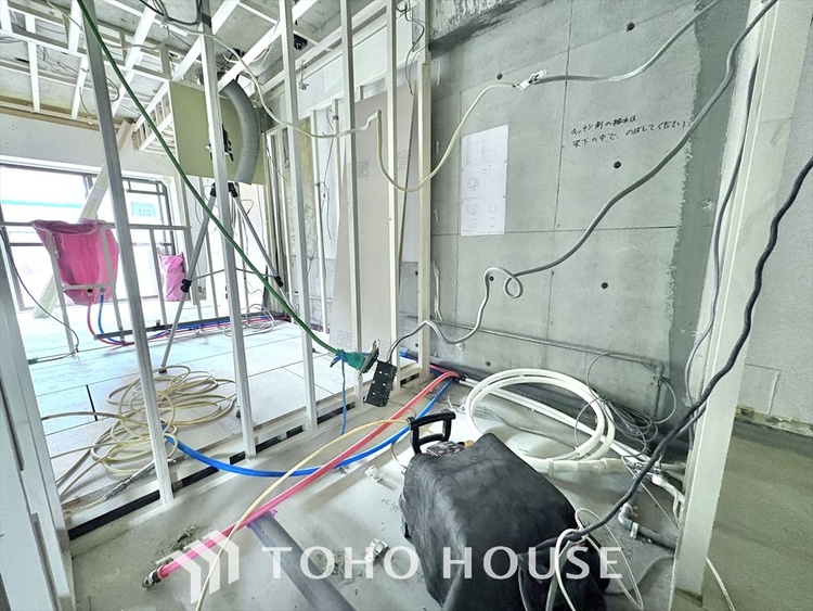 風呂 【改装中】【浴室】《一日の疲れを落としてくれる場所は、落ち着く場所でなければならない》　高級感溢れるカラーと大きさ・柔らかな曲線で構成された半身浴も楽しめるバスタブが心地よさをもたらします。