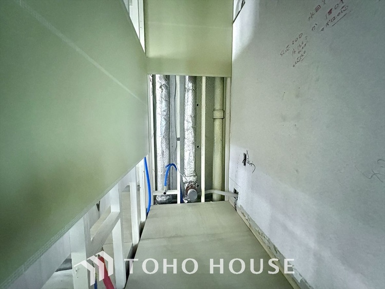 トイレ 【改装中】清潔感あるホワイト調のクロスと温もり溢れるモダンカラーの床材が見事に調和した本邸宅は、毎日の生活を少しでも快適に過ごして頂ける様に落ち着いた雰囲気作りから行っています。