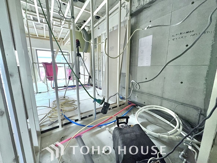 洗面 【改装中】気持ちの良い朝をつくりだし、夕方には笑顔を取り戻させてくれるミラー。パウダールームはいつでも本来の自分を取り戻せる空間。明るく仕上げてあります。