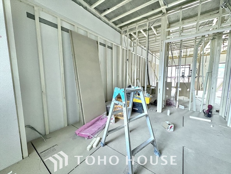 その他 【改装中】採光や風通しを考えて設計された間取り。近隣との視線を考え、街全体で調整される窓位置。外観だけでなく、そこに住まうご家族の心地よさを最優先しました。