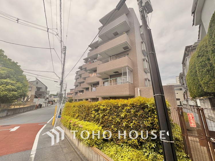 外観 ほんの少しのこだわり。ちょっとした色使いがその家がもつ雰囲気、趣（おもむき）を携え、暮らす家族や訪ねてくる友人・知人に新鮮な香りを運んできます。