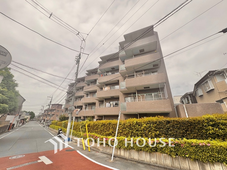 外観 ほんの少しのこだわり。ちょっとした色使いがその家がもつ雰囲気、趣（おもむき）を携え、暮らす家族や訪ねてくる友人・知人に新鮮な香りを運んできます。