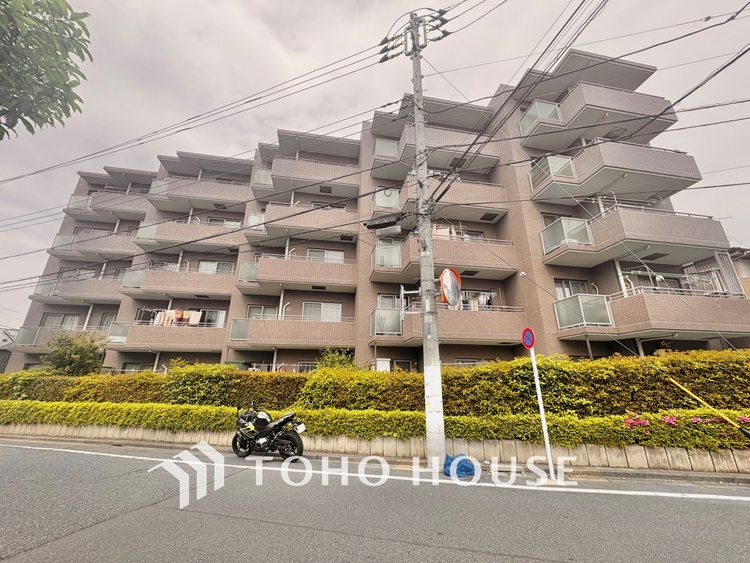 外観 ほんの少しのこだわり。ちょっとした色使いがその家がもつ雰囲気、趣（おもむき）を携え、暮らす家族や訪ねてくる友人・知人に新鮮な香りを運んできます。