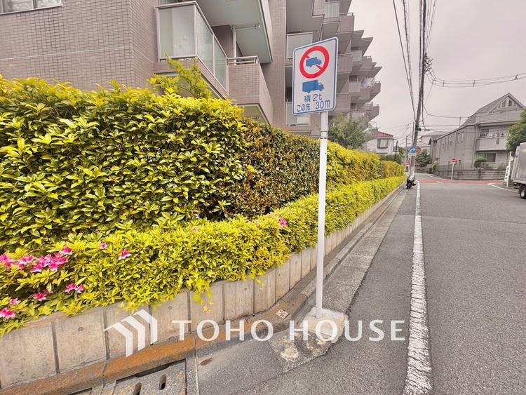 外観 ほんの少しのこだわり。ちょっとした色使いがその家がもつ雰囲気、趣（おもむき）を携え、暮らす家族や訪ねてくる友人・知人に新鮮な香りを運んできます。