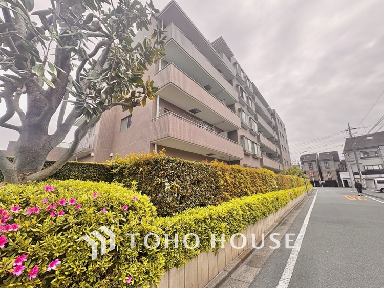 外観 ほんの少しのこだわり。ちょっとした色使いがその家がもつ雰囲気、趣（おもむき）を携え、暮らす家族や訪ねてくる友人・知人に新鮮な香りを運んできます。