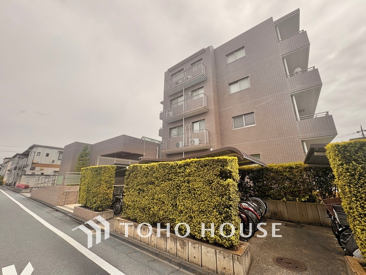 外観 ほんの少しのこだわり。ちょっとした色使いがその家がもつ雰囲気、趣（おもむき）を携え、暮らす家族や訪ねてくる友人・知人に新鮮な香りを運んできます。