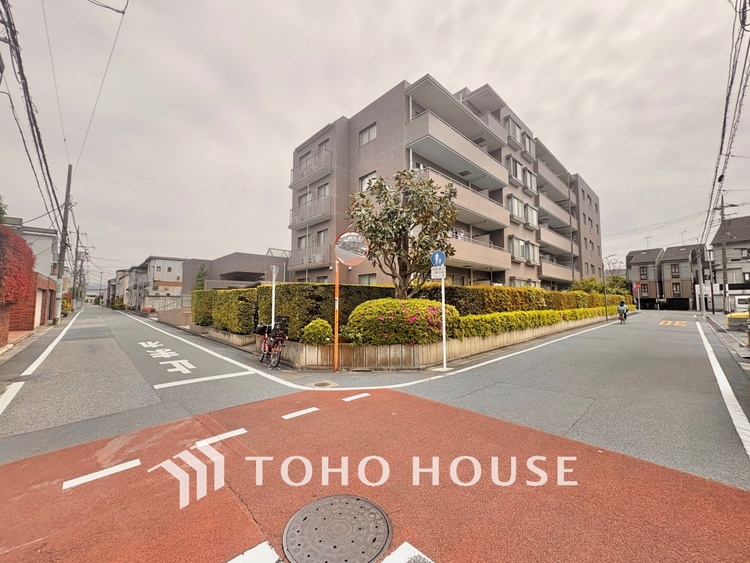 外観 ほんの少しのこだわり。ちょっとした色使いがその家がもつ雰囲気、趣（おもむき）を携え、暮らす家族や訪ねてくる友人・知人に新鮮な香りを運んできます。