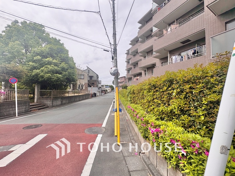 外観 ほんの少しのこだわり。ちょっとした色使いがその家がもつ雰囲気、趣（おもむき）を携え、暮らす家族や訪ねてくる友人・知人に新鮮な香りを運んできます。