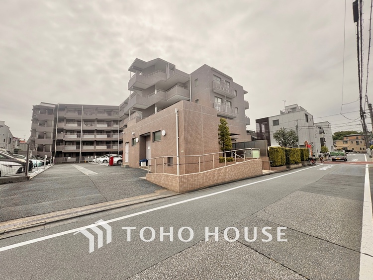 外観 ほんの少しのこだわり。ちょっとした色使いがその家がもつ雰囲気、趣（おもむき）を携え、暮らす家族や訪ねてくる友人・知人に新鮮な香りを運んできます。