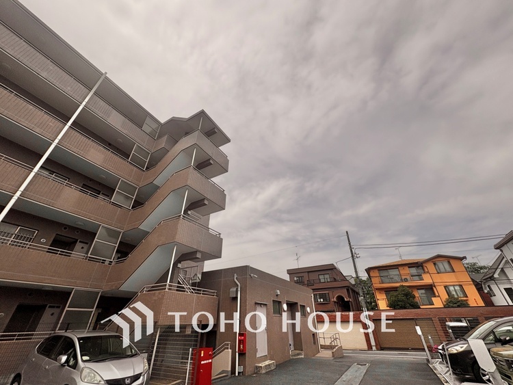 外観 ほんの少しのこだわり。ちょっとした色使いがその家がもつ雰囲気、趣（おもむき）を携え、暮らす家族や訪ねてくる友人・知人に新鮮な香りを運んできます。