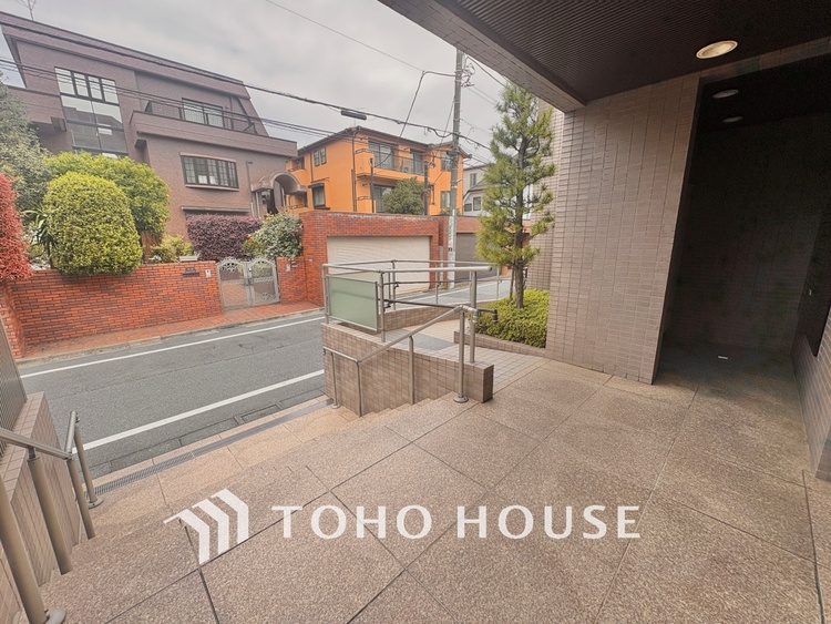 エントランス 漂う上質な空気感、マンションに入れば「おかえりなさい」と笑顔で迎えてくれるエントランス。最良の心配りを感じるマンションでした。