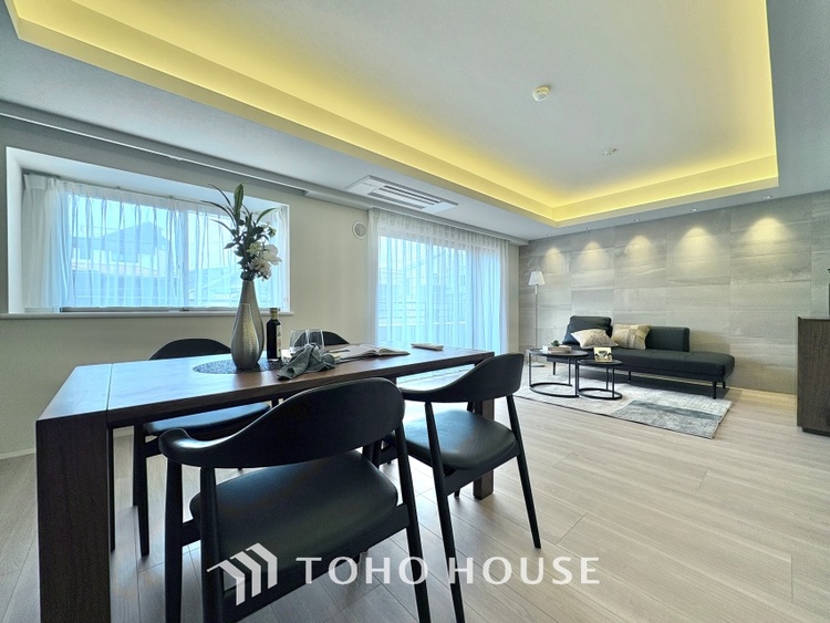 内装 忙しい朝でも、しっかり家族が揃って食事をして頂けるゆとりある大きさのダイニングスペース。