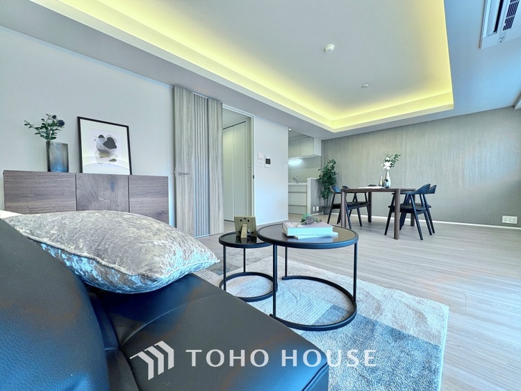 内装 居心地のいい暮らしには欠かせない眩い採光。ゆったりとした幅の窓からこの空間に降り注ぐ採光が絶えない。明るいリビングこそ居心地のいい暮らしが待っているのだと思う。