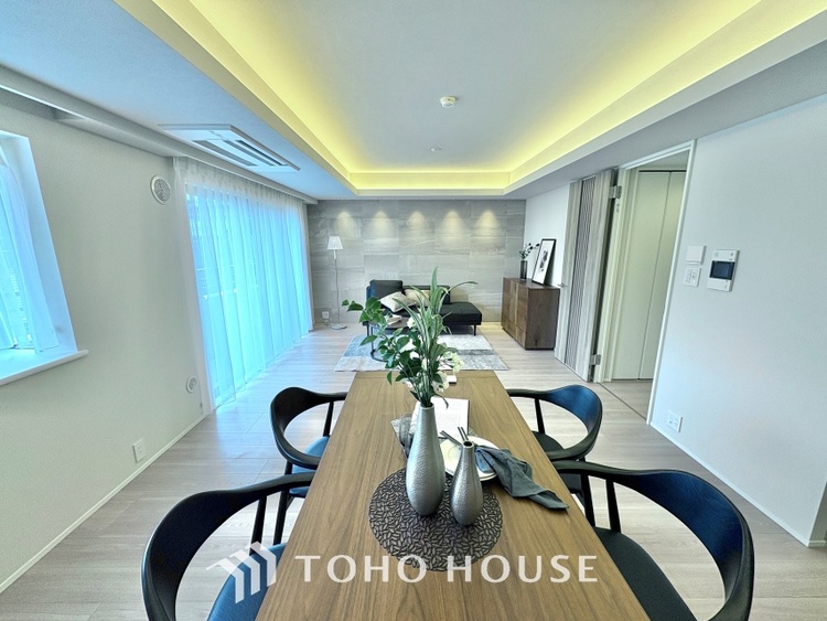 内装 叶えたかったのは落ち着きのあるナチュラルな風合い、そして開放感があるリビング。優雅な気分に浸れる幸せな時間を家族が自然と集まりたくなるこの空間で。