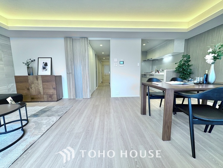 内装 ◆サンサンと◆差し込む太陽の光がこのリビングに笑いをもたらす。ソファの上のクッションがポカポカした暖気にぬくぬくと微睡んでいる。