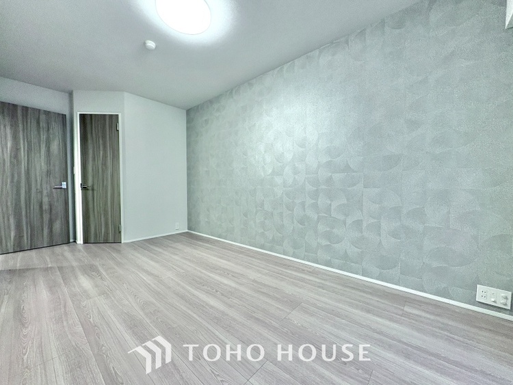 内装 使いやすく、明るい洋室に仕上がります。子供部屋や趣味のお部屋にご利用できます。ご自身で家具などを配置し、素敵な空間を創り上げられます。