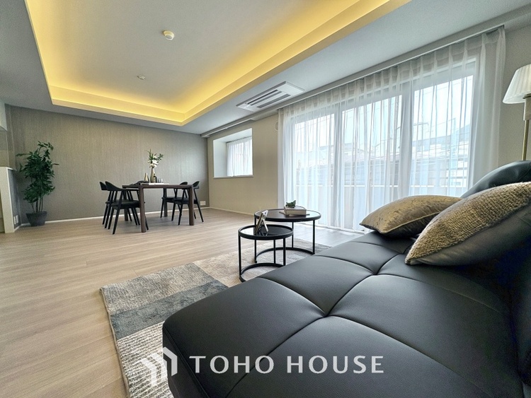 内装 ここはみんなが集い、食事と楽しい会話が始まる場所。話に夢中になりすぎて、ついつい時を忘れ、夜半過ぎになってしまう。そんな束の間の幸せを感じさせてくれます。