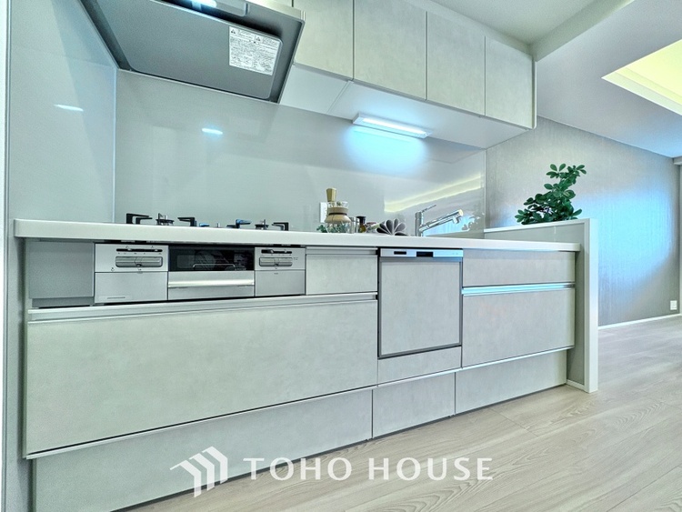 キッチン 手元の収納から、足元の収納までが全てスライド式で、奥のスペースまで有効に活用できます。奥まで上から見渡せるので、たまにしか使わない調理器具もサッと取出せます。