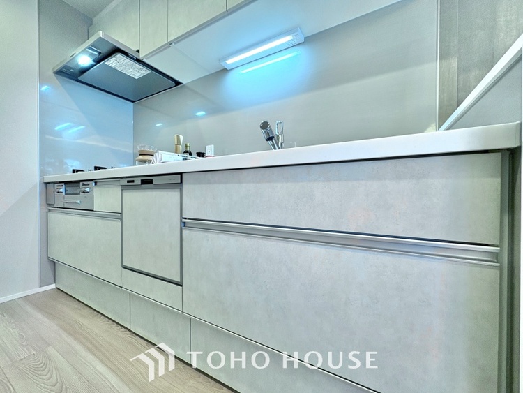 キッチン ◆愛育◆キッチンは家族の絆を育む大切な空間。シンプルで使い易いSystemKitchenで愉しく作る料理は愛情のある美味しいご馳走に。家族で使える広々としたダイニングキッチンです。