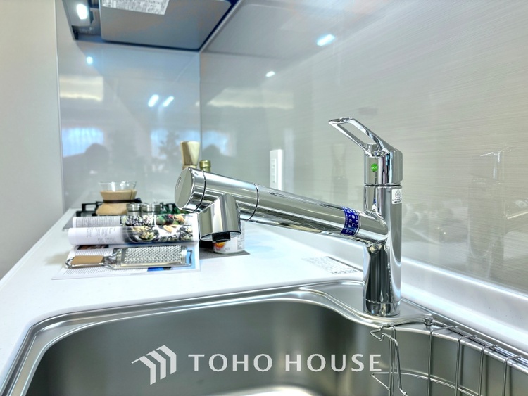 キッチン キッチンは家族の絆を育む大切な空間。シンプルで使い易いシステムキッチンで愉しく作る料理は愛情のある美味しいご馳走に。家族で使えるダイニングキッチンです。