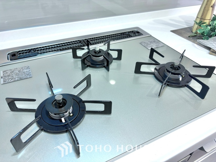 キッチン 毎日料理をする、料理が好き、家族が多くて量を作る必要がある、等の方々にとっては必須の３口コンロ。同時進行で効率アップはもちろん鍋を移動する回数が減り、無駄な動きを軽減することが出来ます。