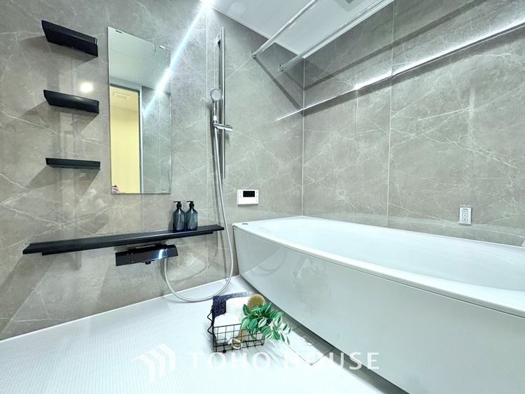 風呂 【浴室】《一日の疲れを落としてくれる場所は、落ち着く場所でなければならない》　高級感溢れるカラーと大きさ・柔らかな曲線で構成された半身浴も楽しめるバスタブが心地よさをもたらします。