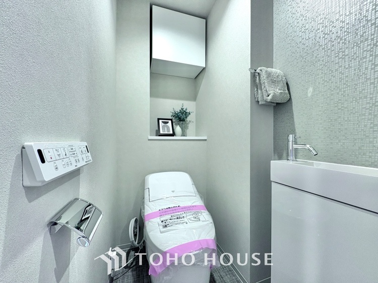 トイレ 清潔感あるホワイト調のクロスと温もり溢れるモダンカラーの床材が見事に調和した本邸宅は、毎日の生活を少しでも快適に過ごして頂ける様に落ち着いた雰囲気作りから行っています。