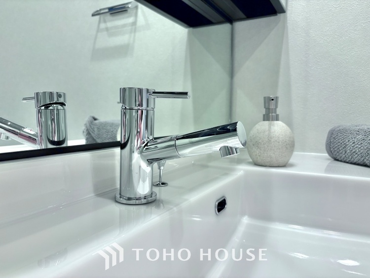 洗面 気持ちの良い朝をつくりだし、夕方には笑顔を取り戻させてくれるミラー。パウダールームはいつでも本来の自分を取り戻せる空間。明るく仕上げてあります。