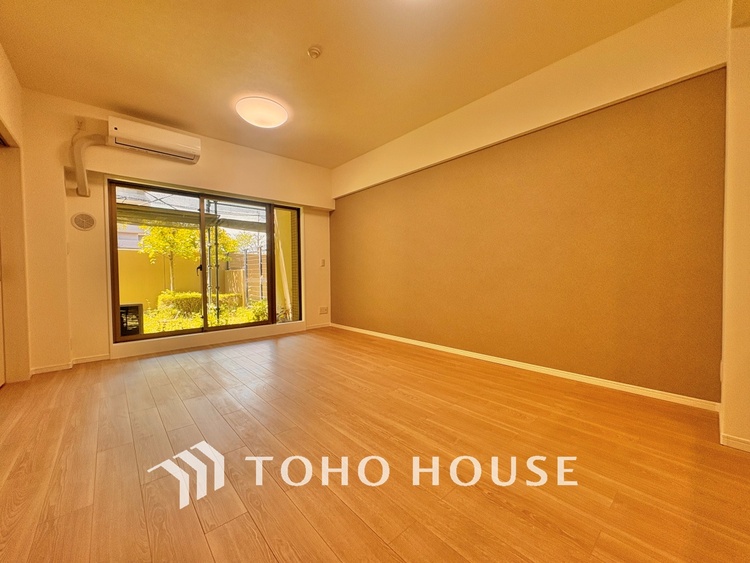 内装 居心地のいい暮らしには欠かせない眩い採光。ゆったりとした幅の窓からこの空間に降り注ぐ採光が絶えない。