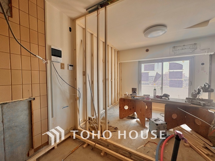 内装 【改装中】居心地のいい暮らしには欠かせない眩い採光。ゆったりとした幅の窓からこの空間に降り注ぐ採光が絶えない。