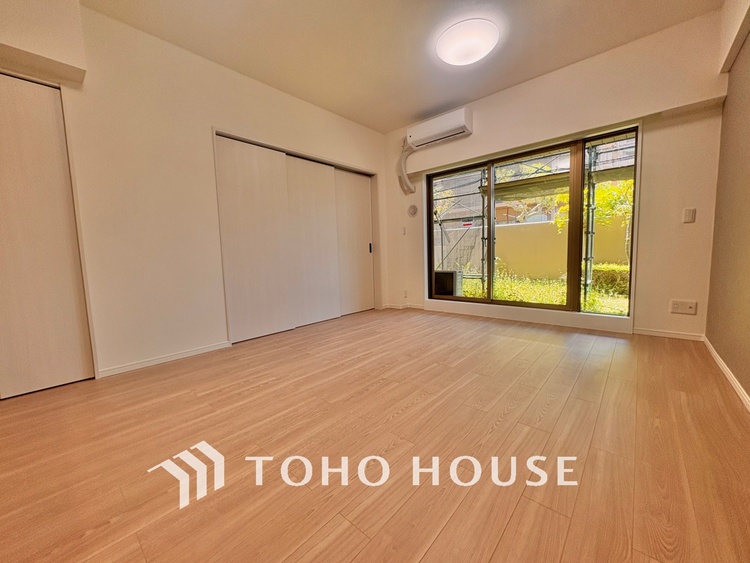 内装 ◆サンサンと◆差し込む太陽の光がこのリビングに笑いをもたらす。ソファの上のクッションがポカポカした暖気にぬくぬくと微睡んでいる。